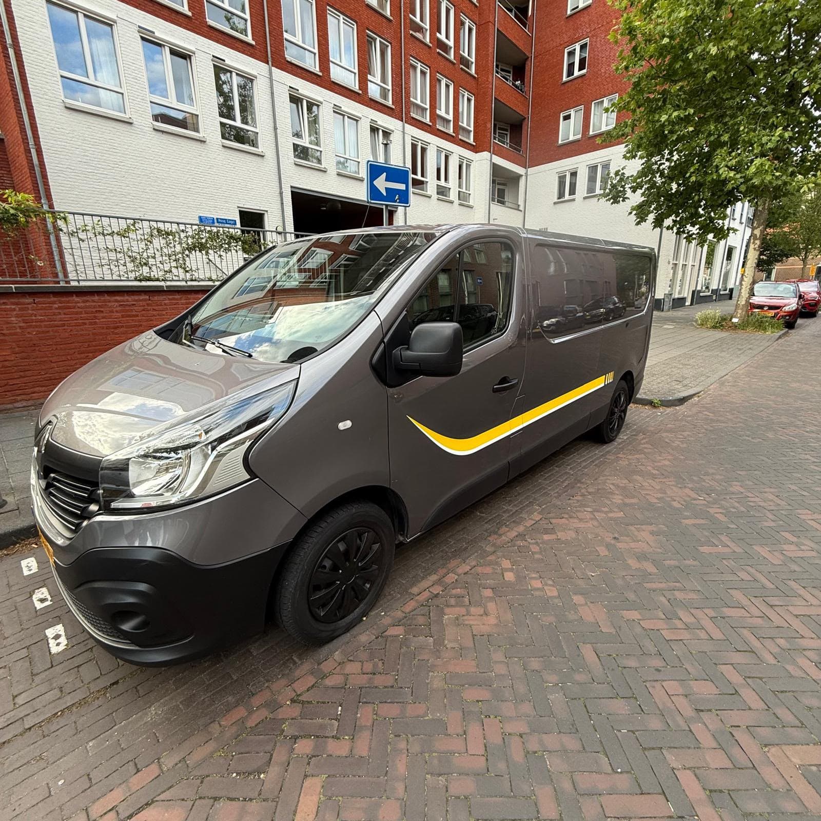 Bestelbus van Fast Furious Delivery, vooraanzicht