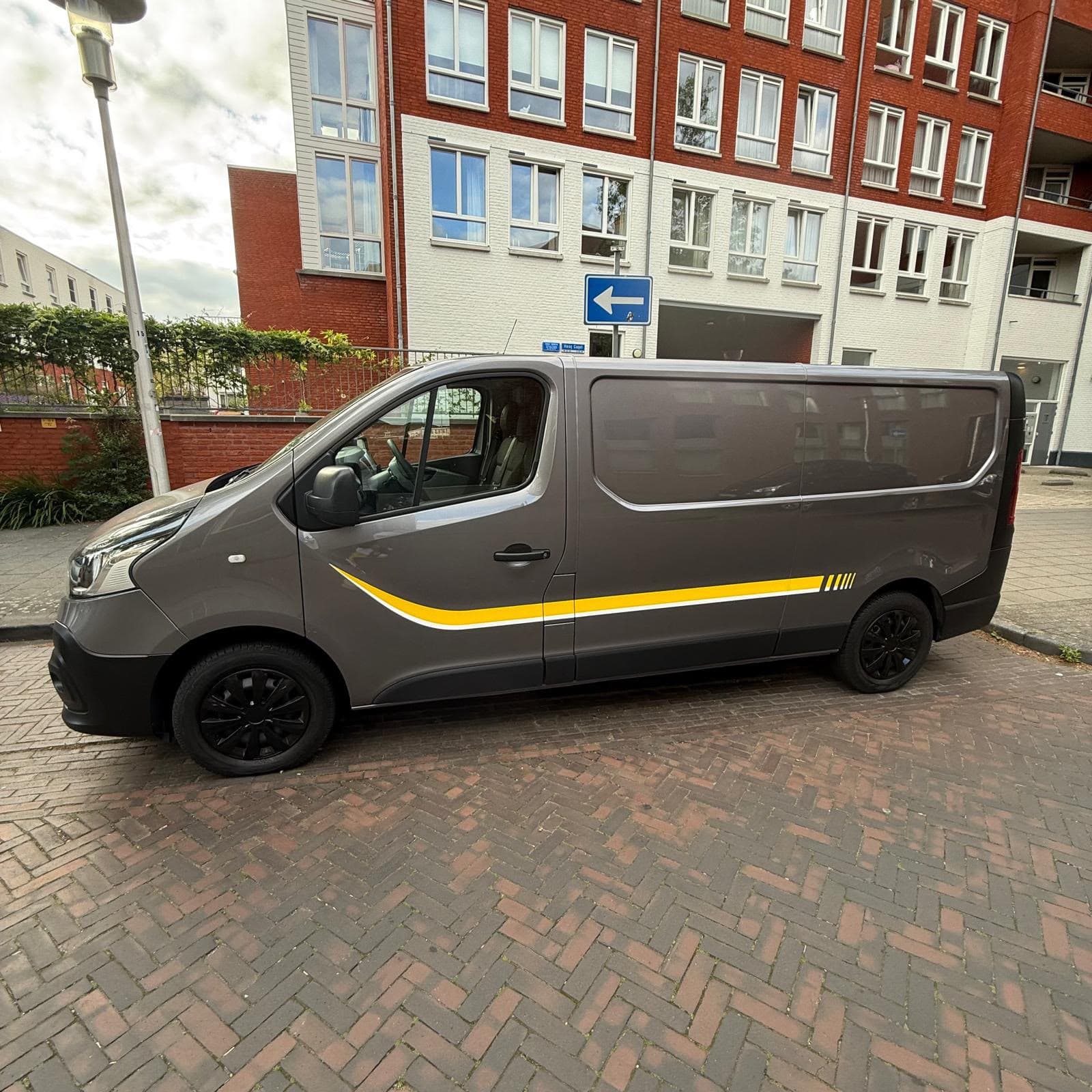 Bestelbus van Fast Furious Delivery geparkeerd in een Nederlandse straat